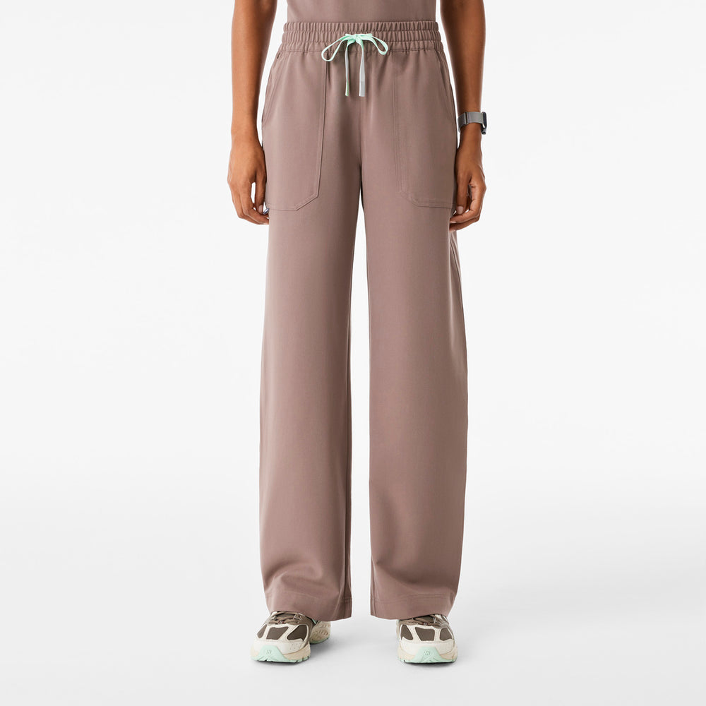 Women's Smokey Taupe Roslyn Wide-Leg - Petite Scrub Pant